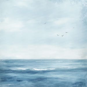 K&ouml;nnte beinhalten: Ein blauer Himmel mit ein paar wei&szlig;en Wolken und einem Schwarm V&ouml;gel, der &uuml;ber einem blauen Meer fliegt.