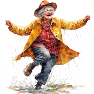 Op de afbeelding: Een vrouw in een gele regenjas en een bruine hoed springt in een plas water. Ze lacht en lijkt te genieten van de regen.