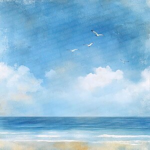 K&ouml;nnte beinhalten: Ein Aquarellbild einer Meereslandschaft mit blauem Himmel, wei&szlig;en Wolken und einem ruhigen blauen Meer mit einem Sandstrand. Vier wei&szlig;e M&ouml;wen fliegen in Formation &uuml;ber den Himmel.