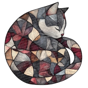 Puede incluir: Ilustración estilizada de un gato enroscado, compuesto por formas geométricas y patrones de hojas. El cuerpo del gato presenta un mosaico de tonos grises, burdeos y beige. La cabeza del gato es gris y blanca, con los ojos cerrados y una nariz rosa.