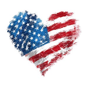 Può includere: Un design a forma di cuore raffigurante la bandiera americana. Le stelle e le strisce della bandiera sono realizzate con un effetto pennellata, in blu, rosso e bianco, su sfondo bianco. Il design evoca il patriottismo.