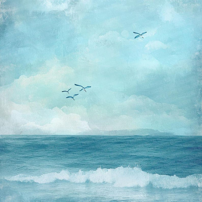 K&ouml;nnte beinhalten: Ein Seest&uuml;ck mit blauem Himmel und Meer. Der Himmel ist mit wei&szlig;en Wolken gef&uuml;llt und ein paar V&ouml;gel fliegen am Himmel. Das Meer ist tiefblau und wei&szlig;e Wellen brechen an der K&uuml;ste.