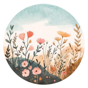 Pu&ograve; includere: Un'illustrazione ad acquerello di un arrangiamento floreale circolare con fiori rosa, pesca e arancio su uno sfondo acquerello blu e bianco.