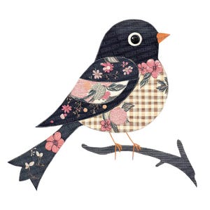 Puede incluir: Ilustración decorativa de un pájaro con un diseño de patchwork. El pájaro presenta una cabeza, alas y cola negras con motivos florales. El cuerpo tiene un patrón de cuadros y acentos florales rosas. Está posado en una rama oscura.