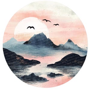 Pu&ograve; includere: Un dipinto ad acquerello di una catena montuosa con un cielo rosa e un grande sole bianco. Le montagne si riflettono nell'acqua sottostante, che &egrave; di colore blu scuro. Ci sono tre piccoli uccelli che volano nel cielo.