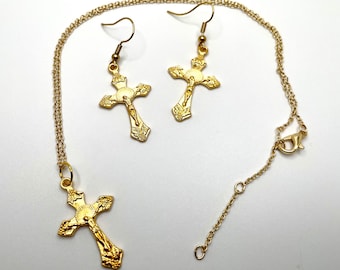 Collar, aretes o conjunto a juego con crucifijo dorado adornado
