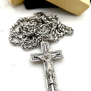 Collar de cadena colgante de crucifijo plateado / joyería católica / joyería cristiana / collar de cadena para hombres o unisex / joyería cruzada