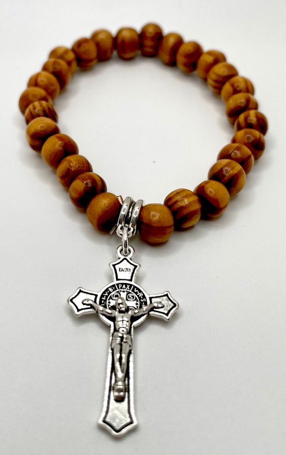 Kokomorocco Bracciale Con Croce Di San Benedetto, Perle D'Acqua Dolce E Medaglione In Argento Vermeil O Sterling, Elastico 16-18 Cm