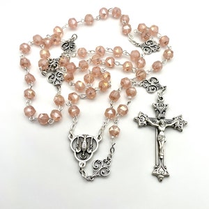 Rosario de pieza central de la Trinidad del Espíritu Santo con hermosas y brillantes cuentas de catedral de cristal rosa champán, crucifijo de plata adornado + cuentas de Pater