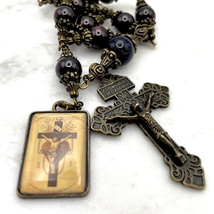 Rosario de bolsillo hecho a mano con piedra preciosa AAA de granate y arenisca azul, de diez centavos, de la Pasión, de bronce y con crucifijo de doble perdón