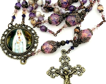 Unsere Liebe Frau von Fatima Erbstück Handgefertigter Rosenkranz | AAA seltener Regenbogen Amethyst, Massiv Bronze Kruzifix, Swarovski Kristalle, Tschechisches Picasso Glas
