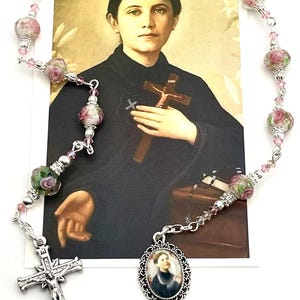 Reliquia di classe 3 di Santa Gemma Galgani, rosa in argento lavorato a lume e cristallo Swarovski, coroncina da dieci sterline, rosario tascabile da una decina / carta di preghiera