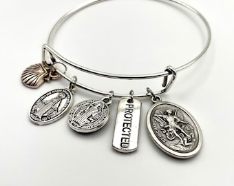 Schutz Charm Armband — Heiliger Michael der Erzengel, Schutzengel, Heilige Benedikt Kruzifix, Jakobsmuschel, Wunderbare Medaille - Latein