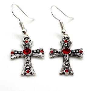 Pendientes de cruz con tachuelas y detalles brillantes de las cinco llagas de Cristo: joyas católicas, cristianas, pendientes católicos, regalo cristiano para ella