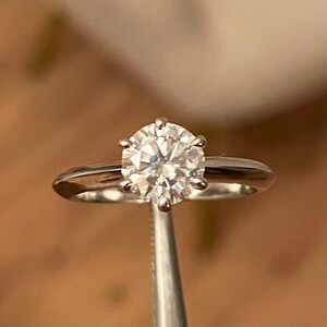 2,00 karat D VVS2 Clarity IGI-certifierad labgrown rundslipad diamantring, minimalistisk knivarmband i vitguld, unik förlovningsring som present till henne