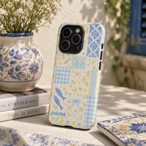 花柄パッチワークのスマホケース、コテージコア風のギンガムチェックとストライプ柄のiPhoneカバー（イワシ柄入り）