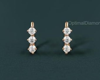 Boucles d'oreilles Huggie en or 14 carats et diamants de laboratoire, élégants anneaux à triple pierre