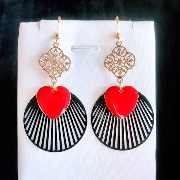 Grandes boucles d'oreilles avec estampe filigrane laquée noir, pendentif cœur émaillé rouge et connecteur trèfle doré.