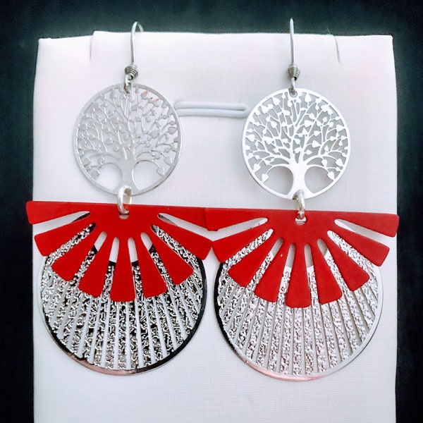 Boucles d'oreilles avec connecteur filigrane ajourée arbre de vie, estampe éventail laquée rouge et estampe argentée arrondie et ajourée.