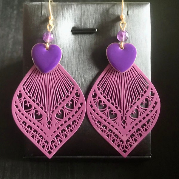 Grandes boucles d'oreilles avec magnifique estampe ajourée laquée mauve, pendentif émaillé cœur violet et pierre améthyste.