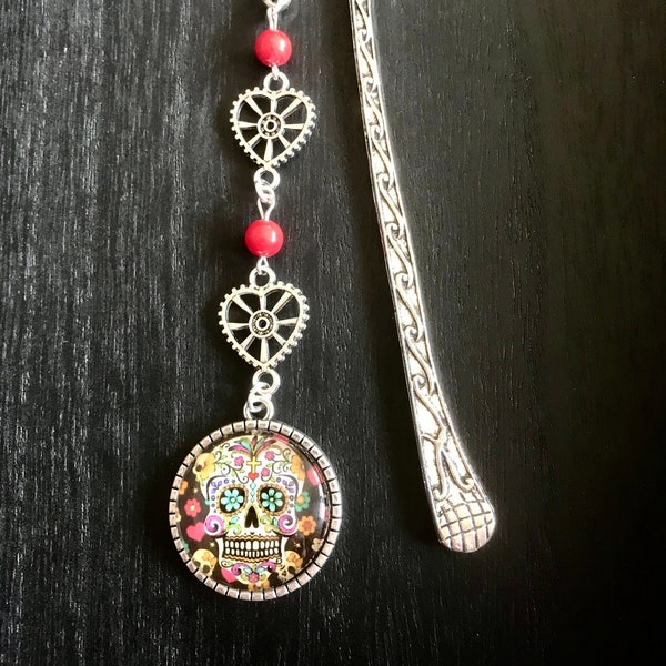 Grand marque-page métal thème tête de mort mexicaine avec pierres jade rouge, et cabochon en verre avec image.