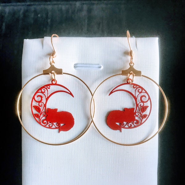 Boucles d'oreilles créoles dorées avec très belle estampe filigrane chat sur lune laquée rouge.