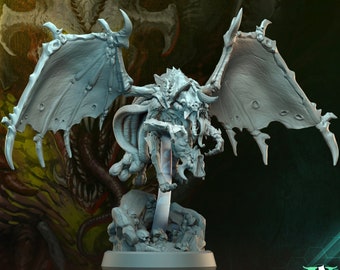 Può includere: Una miniatura grigia di una creatura mostruosa stampata in 3D con ali, tentacoli e una bocca spalancata. La creatura è appollaiata su una base con teschi e ossa. Il testo "Crimson Skies Primal Hunger Hemothrax Hovercrim 2" è visibile sotto la miniatura.
