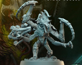 Può includere: Una miniatura grigia e dettagliata di una creatura con più arti e una grande bocca. La creatura è in piedi su una base rotonda. Il testo "Crimson Skies Primal Hunger Hemothrax Runner 5" è visibile sotto la base.