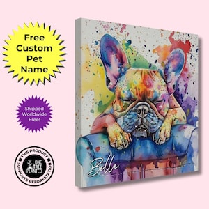 Op de afbeelding: Een kleurrijk aquarel schilderij van een Franse Bulldog die slaapt op een bank. De hond is geschilderd in tinten blauw, groen, geel, oranje en paars. De bank is geschilderd in tinten blauw en paars. De naam van de hond, "Bella", is in cursief geschreven onder de bank.