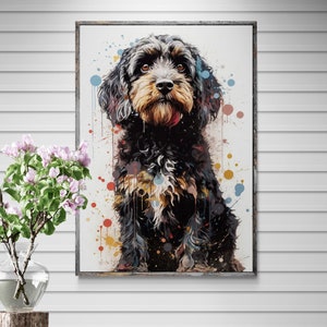 Könnte beinhalten: Ein schwarz-brauner Hund mit lockigem Fell sitzt vor einem weißen Hintergrund mit bunten Farbspritzern. Der Hund schaut direkt auf den Betrachter.