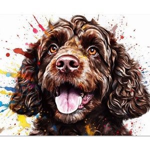Può includere: Un cane marrone con il pelo riccio sorride con la lingua di fuori. Il cane è circondato da schizzi di vernice colorata su uno sfondo bianco.