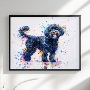 Puede incluir: Pintura de acuarela de un perro negro con un fondo de salpicaduras de colores. El perro está de pie sobre una superficie blanca con una acuarela rosa, azul y amarilla.