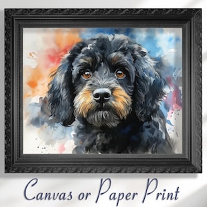 Puede incluir: Impresión en lienzo o papel enmarcada con un retrato en acuarela de un perro negro y canela con expresivos ojos marrones. El fondo tiene salpicaduras de acuarela coloridas. El marco es negro con detalles ornamentados.