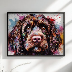Può includere: Un dipinto ad acquerello di un cane marrone con schizzi di colore colorati sullo sfondo. Gli occhi del cane sono marroni e il naso è rosa. Il pelo del cane è riccio e il dipinto è realizzato in uno stile realistico.