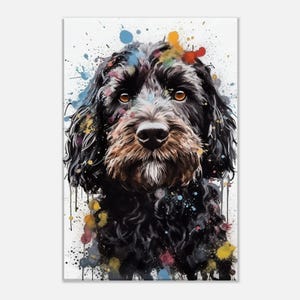 Könnte beinhalten: Ein schwarzer und brauner Hund mit lockigem Fell ist in Aquarelltechnik mit bunten Farbstichen gemalt. Die Augen des Hundes sind braun und der Hintergrund ist weiß.