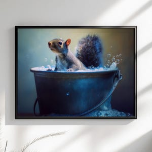 Scoiattolo nella vasca da bagno, su tela o poster. Stampa a olio, decorazione da bagno con animali, quadro extra large da appendere alla parete, creatura del bosco nella vasca da bagno.