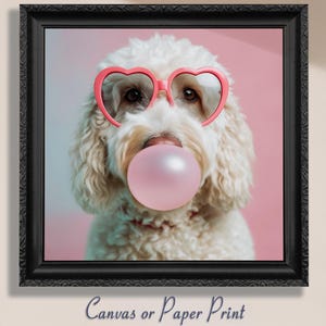 Stampa di cane divertente su tela con gomma da masticare / senza cornice. Regalo per il proprietario di un Goldendoodle bianco, arte trendy con Goldendoodle, immagine di Labradoodle, ritratto di animale domestico.