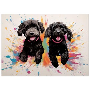 Könnte beinhalten: Zwei schwarze Hunde mit rosa Halsbändern rennen auf den Betrachter zu, vor einem Hintergrund aus bunten Farbspritzern.