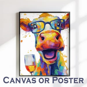 Lienzo o póster con una divertida vaca con vino. Impresión de pintura alegre con un animal en copas, decoración de pared grande para cocina, salpicadura de pintura abstracta de arcoíris.
