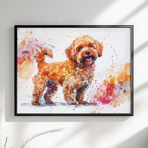 Puede incluir: Una pintura de acuarela de un perro marrón y blanco con una expresión feliz. El perro está de pie sobre un fondo blanco con salpicaduras de acuarela de colores.