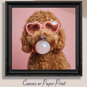 Divertente stampa di Goldendoodle su tela Bubble Gum / Senza cornice. Regalo per proprietari di cani color cammello, arte trendy di Golden Doodle, immagine di Labradoodle, ritratto di animali domestici.