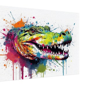 Könnte beinhalten: Ein farbenfrohes abstraktes Gemälde eines Alligators mit einem leuchtend grünen, gelben und orangefarbenen Körper. Der Alligator hat den Mund offen und zeigt scharfe Zähne. Der Hintergrund ist weiß mit Spritzern von rosa, blauer und violetter Farbe.