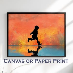 Op de afbeelding: Een ingelijste kunstdruk met de silhouet van een kind dat over een reflecterend oppervlak rent. De achtergrond toont een levendige mix van oranje, geel en blauw, waardoor een dynamische scène ontstaat. De tekst "CANVAS OR PAPER PRINT" staat onderaan.