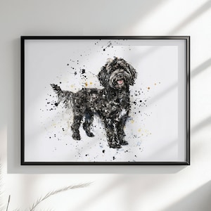 Puede incluir: Una pintura de acuarela de un perro negro con el pecho blanco, de pie sobre un fondo blanco con salpicaduras negras y doradas.