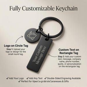 Puede incluir: Un llavero de metal negro con una etiqueta circular con un logotipo geométrico y una etiqueta rectangular grabada con el texto Your Custom Message Here. El llavero incluye una anilla y texto que explica las opciones de personalización.