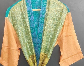 Bata tipo kimono de seda: cinturón dorado de corte holgado con acentos