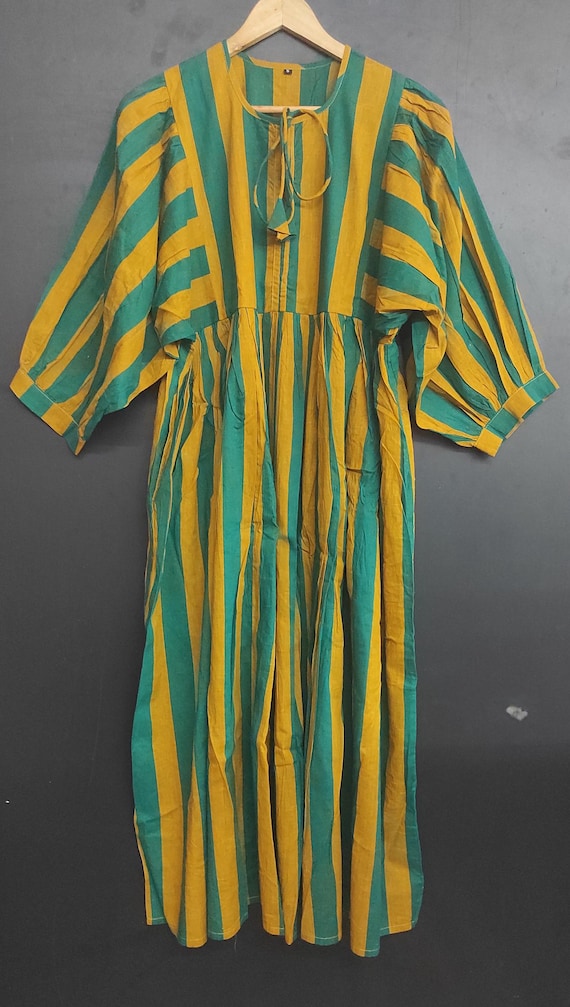 slim fit dress slacks Vintage 60s/70s Handmade Green Floral Button-Front Short Sleeve Midi D main image 1