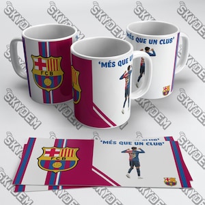Puede incluir: Tres tazas de cerámica blanca con el logo del FC Barcelona y la frase "Més que un club". Las tazas presentan un diseño con los colores del equipo, incluyendo rayas burdeos y azules. La imagen también muestra tarjetas a juego.