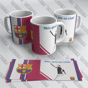 Puede incluir: Tres tazas de cerámica blanca con un diseño rojo y azul. Una taza presenta el logotipo del FC Barcelona y el texto "FCB". Las otras dos tazas presentan el texto "Més que un club'" y una silueta de un jugador de fútbol celebrando un gol.