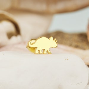 Pendientes de dinosaurio delicados, regalo del día de la madre, pendientes de animales de oro, pendientes de triceratop de plata, regalo para la hija, regalo para ella - U080
